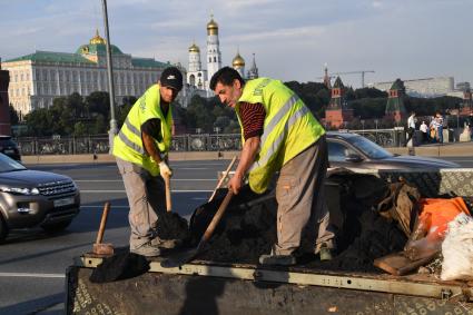 Москва. Дорожно-ремонтные  работы на Большом Каменном мосту.