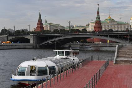 Москва. Прогулочный теплоход у причала  Большой Каменный мост.