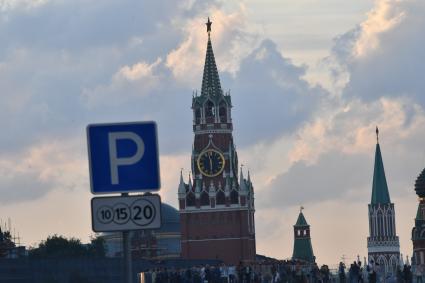 Москва.  Дорожный знак `Платная парковка` на Москворецкой набережной.