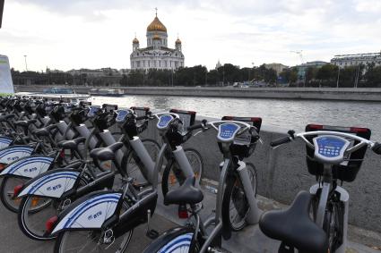 Москва. Прокат велосипедов на Берсеневской набережной.