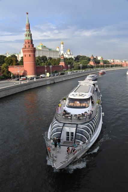 Москва. Прогулочный теплоход  у Кремлевской набережной.