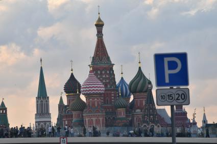 Москва.  Дорожный знак `Платная парковка` на Москворецкой набережной.