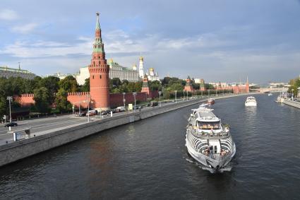 Москва. Прогулочный теплоход  у Кремлевской набережной.