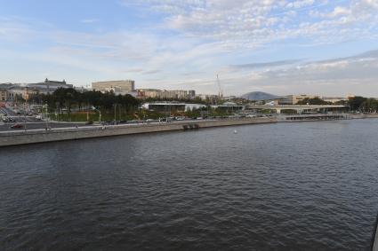 Москва. Вид на парк `Зарядье` и Москворецкую набережную.