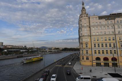 Москва. Вид на Раушскую набережную у  гостиницы `Балчуг Кемпински ` .