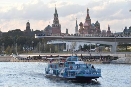 Москва. Вид на парк `Зарядье` и Москворецкую набережную.