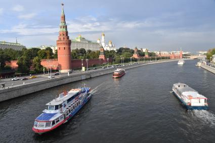 Москва. Прогулочный теплоход  у Кремлевской набережной.