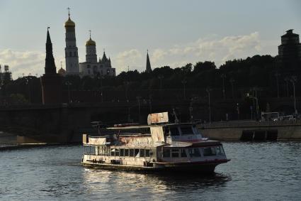 Москва. Вид на Кремль и Большой Москворецкий мост с Раушской набережной.