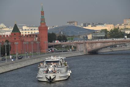 Москва. Вид на Большой Москворецкий мост.