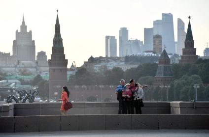 Москва.  Туристы фотографируются на Большом Москворецком мосту.