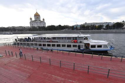 Москва.  Прогулочный теплоход на Берсеневской набережной.