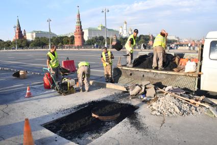 Москва. Дорожно-ремонтные  работы на Большом Каменном мосту.