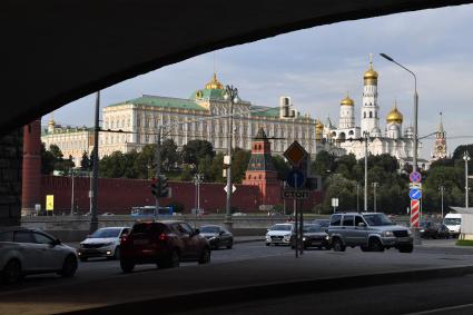 Москва. Вид на Кремль из под арки Большого Каменного моста.