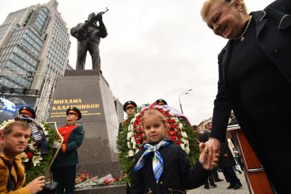 Москва. Внучка Михаила Калашникова на церемонии открытия памятника оружейнику Михаилу Калашникову работы скульптора Салавата Щербакова в Москве.