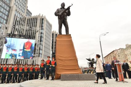 Москва. Дочь Михаила Калашникова, президент Межрегионального общественного фонда имени М.Т. Калашникова Елена Калашникова (справа) на церемонии открытия памятника оружейнику Михаилу Калашникову работы скульптора Салавата Щербакова в Москве.