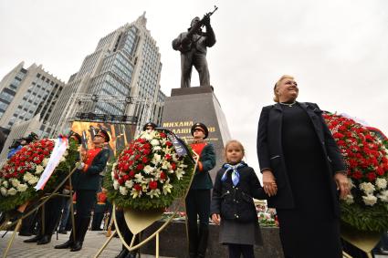 Москва. Внучка Михаила Калашникова на церемонии открытия памятника оружейнику Михаилу Калашникову работы скульптора Салавата Щербакова в Москве.