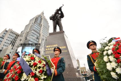 Москва. Открытие памятника оружейнику Михаилу Калашникову работы скульптора Салавата Щербакова в Москве.