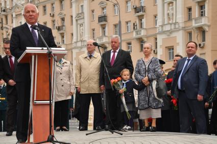 Москва. Генеральный директор корпорации `Ростех` Сергей Чемезов (слева) и дочь Михаила Калашникова Нелли с внучкой (справа) на церемонии открытия памятника оружейнику Михаилу Калашникову работы скульптора Салавата Щербакова в Москве.