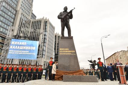 Москва. Дочь Михаила Калашникова, президент Межрегионального общественного фонда имени М.Т. Калашникова Елена Калашникова (слева) на церемонии открытия памятника оружейнику Михаилу Калашникову работы скульптора Салавата Щербакова в Москве.