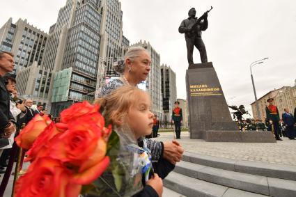 Москва. Дочь Михаила Калашникова Нелли с внучкой на церемонии открытия памятника оружейнику Михаилу Калашникову работы скульптора Салавата Щербакова в Москве.