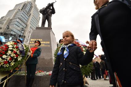 Москва. Внучка Михаила Калашникова на церемонии открытия памятника оружейнику Михаилу Калашникову работы скульптора Салавата Щербакова в Москве.