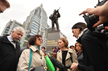 Москва. Дочь Михаила Калашникова, президент Межрегионального общественного фонда имени М.Т. Калашникова Елена Калашникова (слева) на церемонии открытия памятника оружейнику Михаилу Калашникову работы скульптора Салавата Щербакова в Москве.