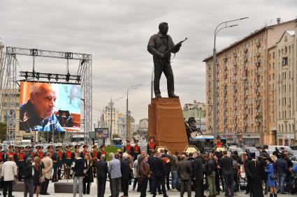 Москва. Открытие памятника оружейнику Михаилу Калашникову работы скульптора Салавата Щербакова в Москве.