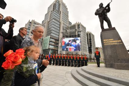 Москва. Дочь Михаила Калашникова Нелли с внучкой (слева) на церемонии открытия памятника оружейнику Михаилу Калашникову работы скульптора Салавата Щербакова в Москве.