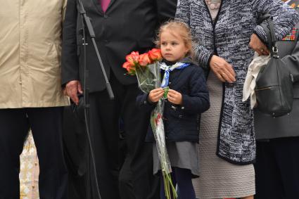 Москва. Внучка Михаила Калашникова на церемонии открытия памятника оружейнику Михаилу Калашникову работы скульптора Салавата Щербакова в Москве.