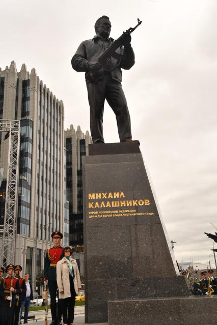 Москва. Дочь Михаила Калашникова, президент Межрегионального общественного фонда имени М.Т. Калашникова Елена Калашникова (слева) на церемонии открытия памятника оружейнику Михаилу Калашникову работы скульптора Салавата Щербакова в Москве.