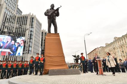 Москва. Дочь Михаила Калашникова, президент Межрегионального общественного фонда имени М.Т. Калашникова Елена Калашникова (справа) на церемонии открытия памятника оружейнику Михаилу Калашникову работы скульптора Салавата Щербакова в Москве.