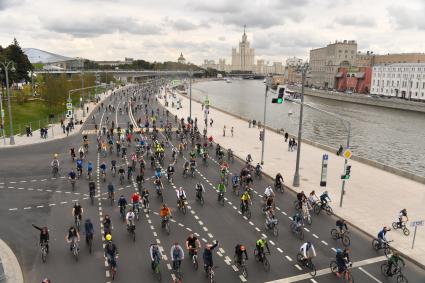 Москва.   Участники  осеннего  Московского Велопарада на Москворецкой набережной.