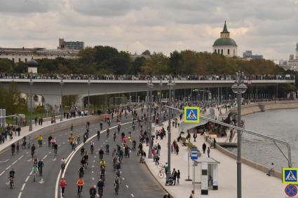 Москва.   Участники  осеннего  Московского Велопарада на Москворецкой набережной.