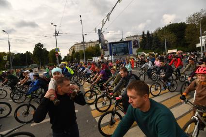 Москва.   Участники  осеннего  Московского Велопарада.