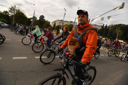 Москва.   Участники  осеннего  Московского Велопарада.