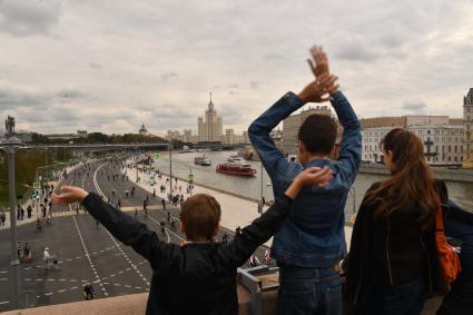 Москва.   Прохожие приветствуют  участников   осеннего  Московского Велопарада.