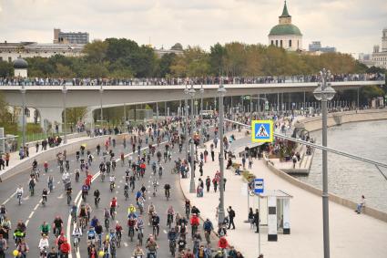 Москва.   Участники  осеннего  Московского Велопарада на Москворецкой набережной.