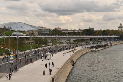 Москва.   Участники  осеннего  Московского Велопарада на Москворецкой набережной.