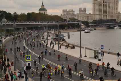 Москва.   Участники  осеннего  Московского Велопарада на Москворецкой набережной.