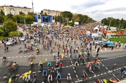 Москва.   Участники  во время осеннего  Московского Велопарада.