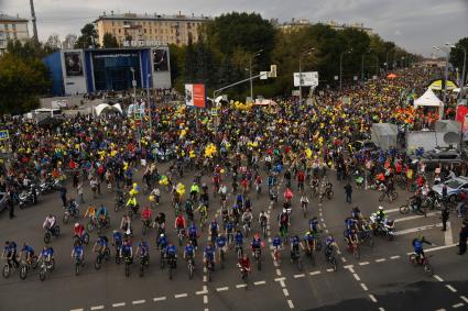 Москва.   Участники перед стартом осеннего  Московского Велопарада.