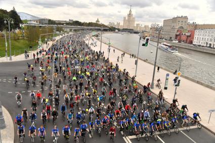 Москва.   Участники  осеннего  Московского Велопарада на Москворецкой набережной.