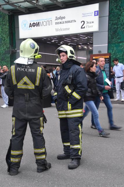 Москва. Эвакуация персонала и посетителей из торгово-развлекательного центра `Афимолл Сити` на Пресненской набережной после анонимного звонка о заложенной в здании бомбе.