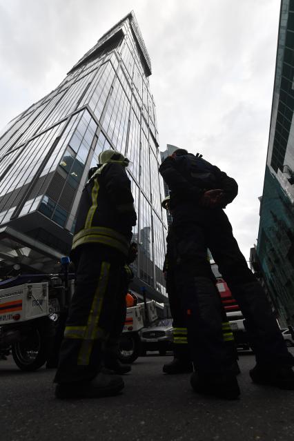 Москва. Эвакуация персонала и посетителей из торгово-развлекательного центра `Афимолл Сити` на Пресненской набережной после анонимного звонка о заложенной в здании бомбе.