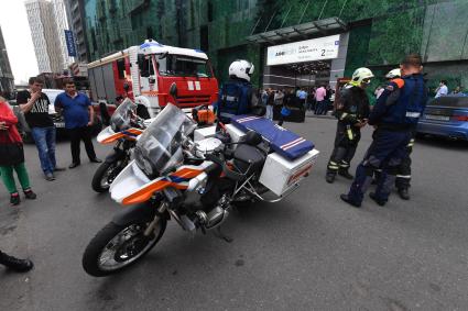 Москва. Эвакуация персонала и посетителей из торгово-развлекательного центра `Афимолл Сити` на Пресненской набережной после анонимного звонка о заложенной в здании бомбе.