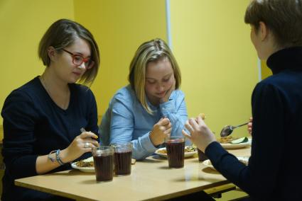 Екатеринбург. Ученики едят в школьной столовой