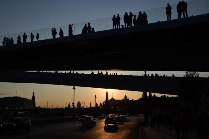 Москва. `Парящий` мост в парке `Зарядье`.