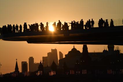 Москва. `Парящий` мост в парке `Зарядье`.