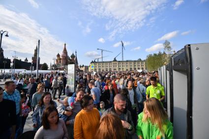 Москва. Посетители перех входом в парк `Зарядье`.