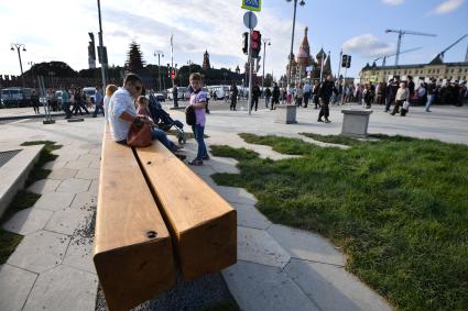 Москва. Посетители в парке `Зарядье`.